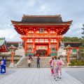 家族で訪れる神社参拝：子どもの健やかな成長と安全祈願の作法