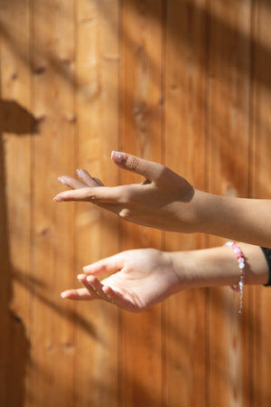 手相占いにおける右手と左手の生命線の比較分析